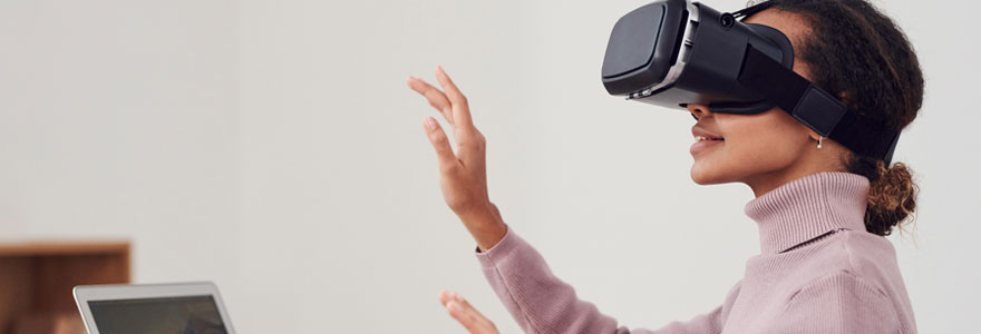 femme portant un casque durant un team building virtuel